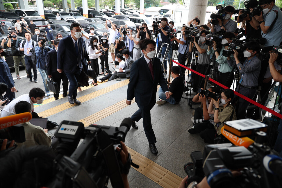 이준석 국민의힘 전 대표가 17일 당 비상대책위원회 효력을 정지해달라며 낸 가처분 신청 사건의 심문에 참석하기 위해 서울남부지법에 도착, 민사51부 법정으로 이동하고 있다. 공동취재사진