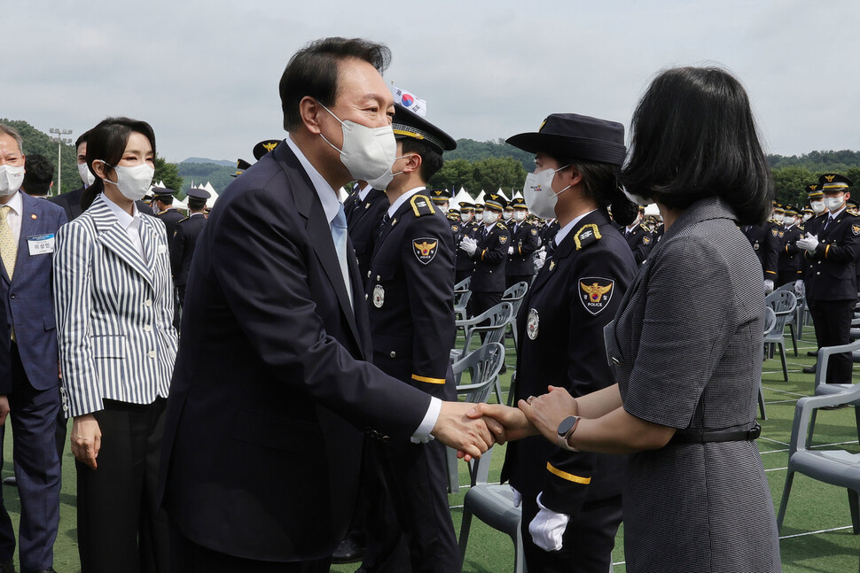 윤석열 대통령과 부인 김건희 여사가 19일 충청북도 충주 중앙경찰학교 대운동장에서 열린 중앙경찰학교 310기 졸업식에서 졸업생들과 학부모를 격려하고 있다. 대통령실사진기자단