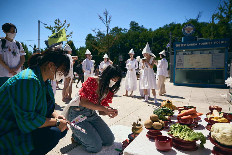 동물권 행진에 앞서 ‘비건 무당’ 홍칼리씨의 진혼제 퍼포먼스가 진행됐다. 참가자들이 동물의 넋을 기리는 채식 제사상에 향을 피우고 있다. 동물해방물결 제공