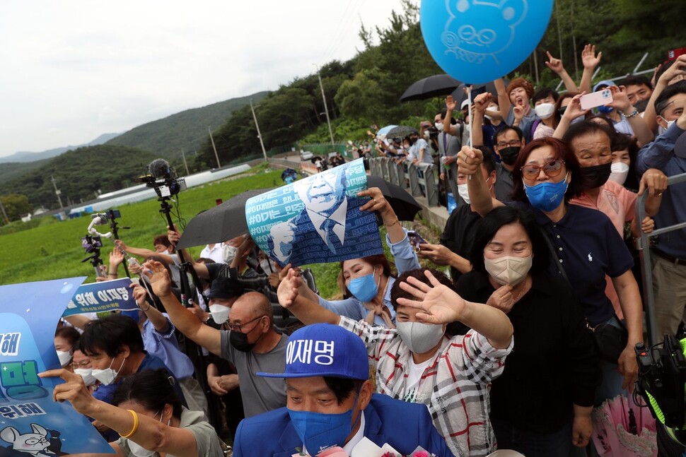 문재인 전 대통령이 29일 오후 경남 양산시 하북면 평산마을 자택으로 예방한 이재명 더불어민주당 신임 대표를 문밖으로 나와 맞이하는 모습에 지지자들이 환호하고 있다. 강창광 선임기자