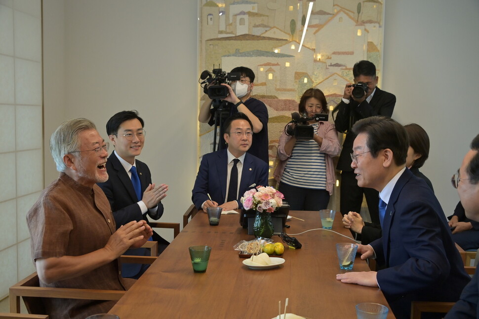 문재인 전 대통령이 29일 오후 경남 양산시 평산마을 자택에서 이재명 대표 등 더불어민주당 새 지도부의 예방을 받아 환담을 하며 웃고 있다. 더불어민주당 제공