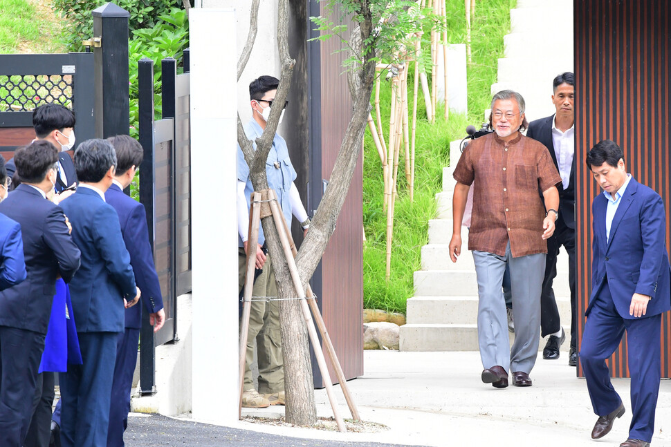 문재인 전 대통령이 29일 오후 경남 양산시 평산마을 자택을 찾아온 이재명 더불어민주당 대표와 민주당 지도부들을 맞이하기 위해 대문 앞으로 걸어오고 있다. 공동취재사진