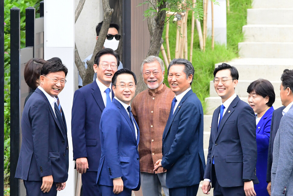 문재인 전 대통령이 29일 오후 경남 양산시 평산마을 자택을 찾아온 이재명 더불어민주당 대표와 새 지도부를 맞이하다 지지자들을 바라보며 환히 웃고 있다. 공동취재사진