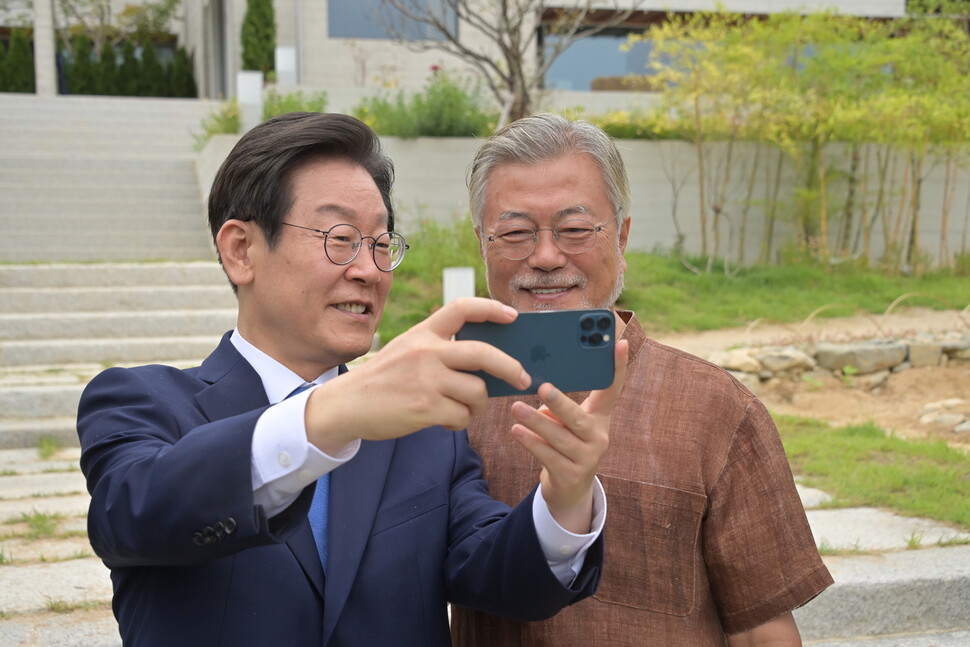 문재인 전 대통령이 29일 경남 양산시 평산마을 자택에서 이재명 더불어민주당 신임 대표의 예방을 받고 셀카 사진을 찍고 있다. 더불어민주당 제공