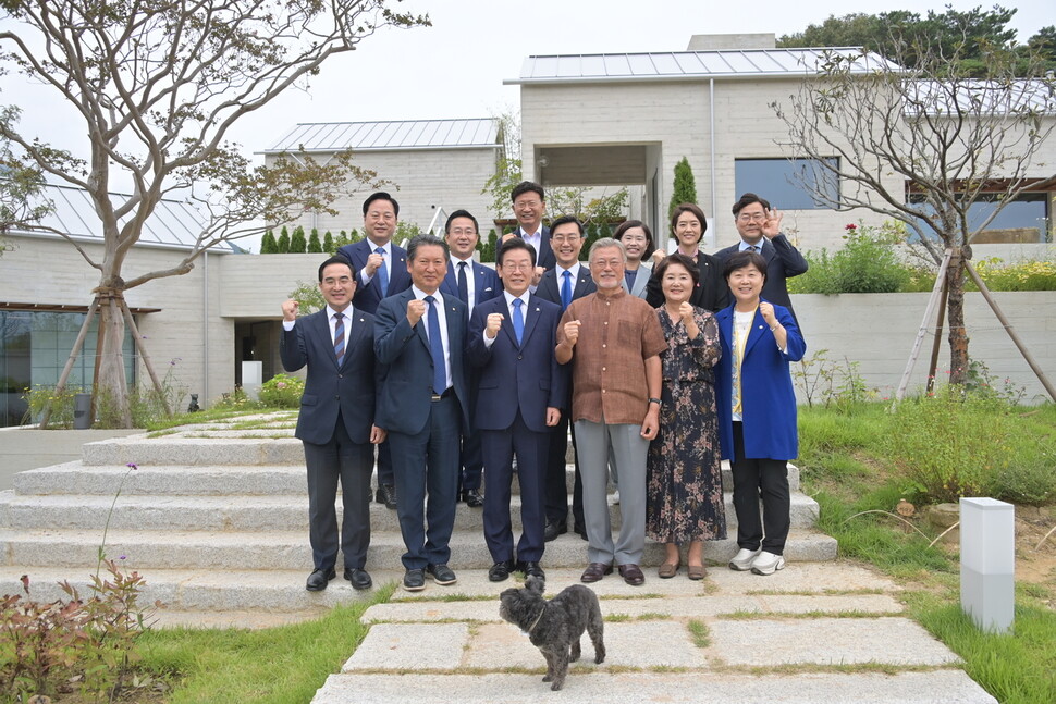 문재인 전 대통령이 29일 경남 양산시 평산마을 자택에서 이재명 대표 등 더불어민주당 새 지도부의 예방을 받아 기념사진을 찍고 있다. 더불어민주당 제공