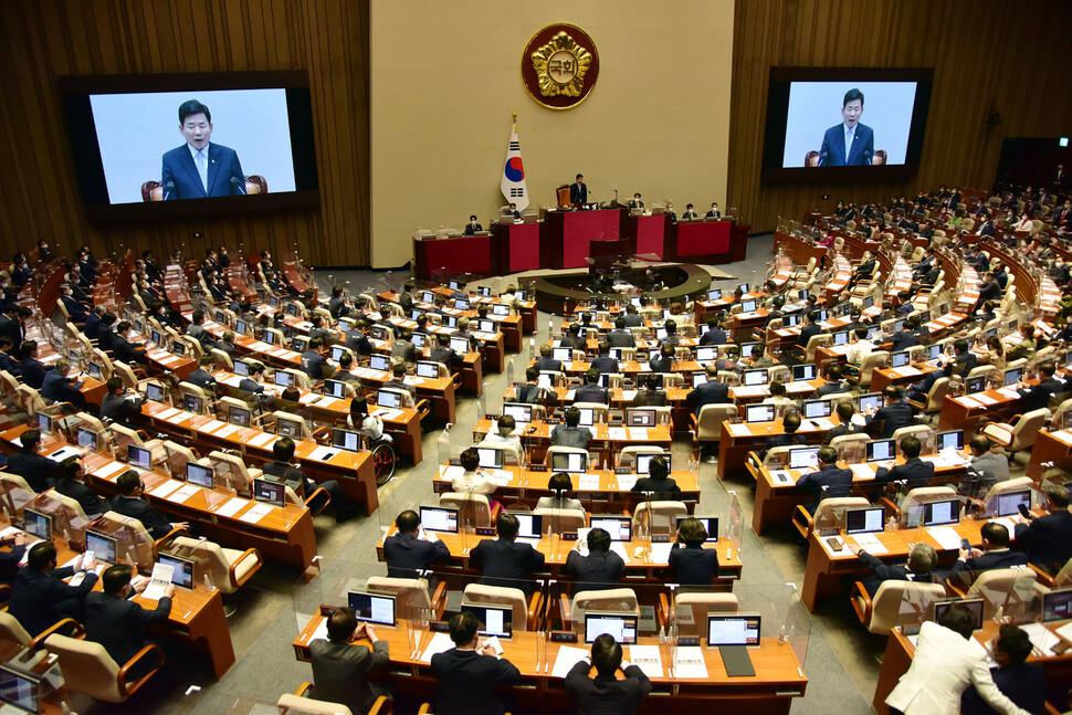 1일 오후 국회 본회의장에서 열린 제400회 국회(정기회) 개회식에서 김진표 국회의장이 개회사를 하고 있다. 공동취재사진