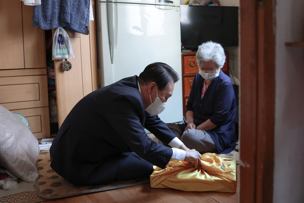 윤석열 대통령이 1일 오전 서울 종로구 창신2동 주민센터에서 위기가구 발굴 체계 강화를 위한 현장 간담회를 마친 뒤 인근 기초 생활 수급 독거노인 가구를 방문해 추석 선물을 전달하고 있다. 대통령실 제공