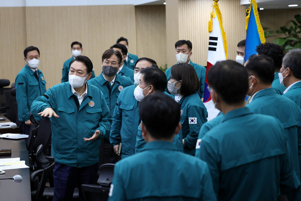 윤석열 대통령이 5일 오후 서울 용산 대통령실 국가위기관리센터에서 태풍 ‘힌남노’의 대응태세를 점검하고 있다. 대통령실 제공