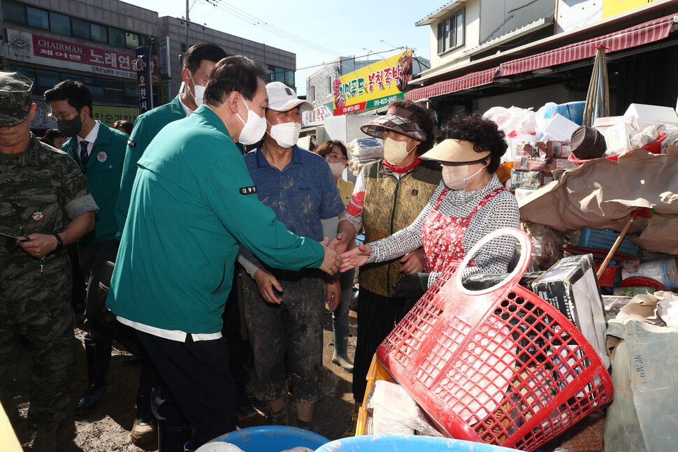 윤석열 대통령이 7일 오후 태풍 힌남노에 피해를 입은 경북 포항시 오천시장을 방문해 상인들을 위로하고 있다. 대통령실사진기자단/한겨레 윤운식