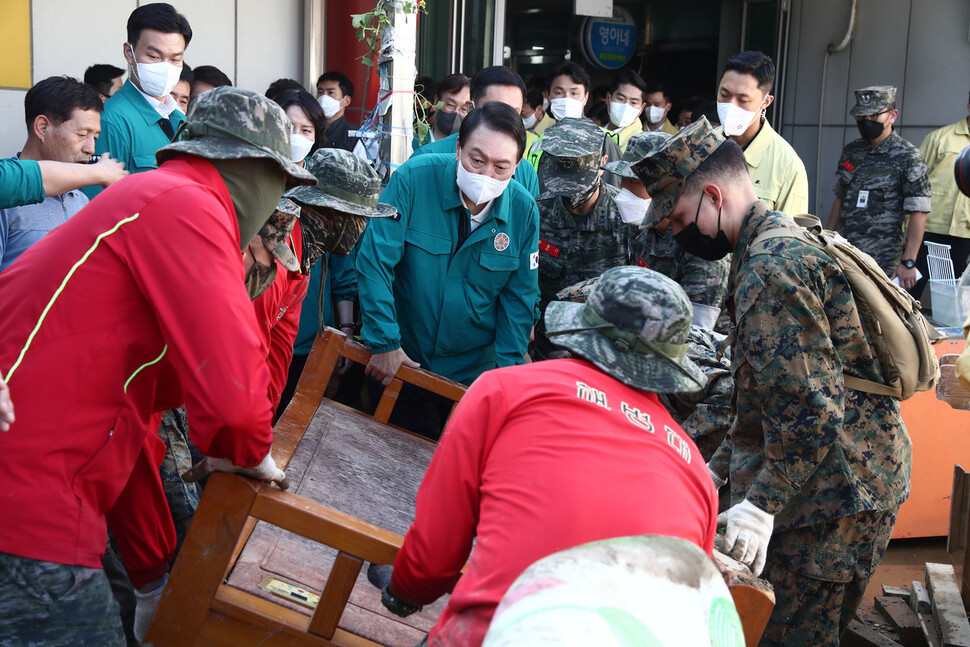 윤석열 대통령이 7일 오후 태풍 힌남노에 피해를 입은 경북 포항시 오천시장을 방문해 해병대원들과 쓰러진 가구를 옮기고 있다. 윤운식 선임기자