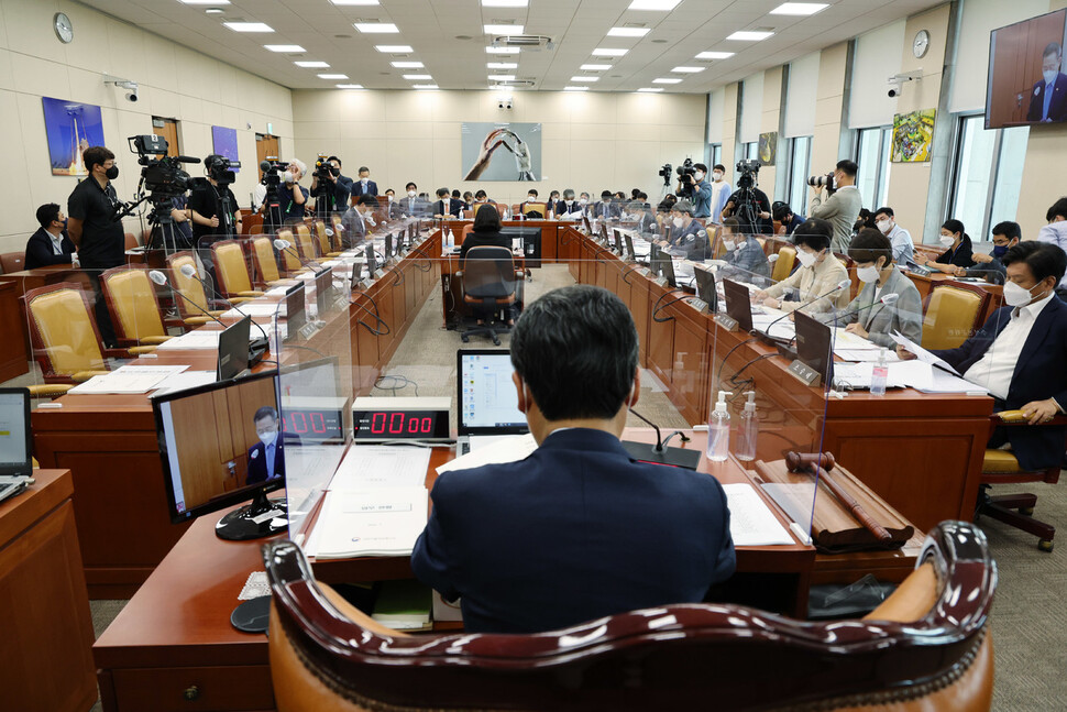 이종호 과학기술정보통신부 장관이 29일 오전 국회에서 여당 의원들의 불참 속에 열린 과학기술정보방송통신위원회 전체회의에서 업무보고를 하고 있다. 국민의힘 의원들은 불참했다. 연합뉴스