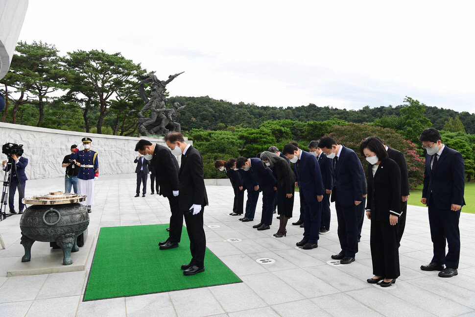 정진석 국민의힘 비상대책위원장과 권성동 원내대표가 14일 서울 동작구 국립서울현충원에서 비대위원들과 참배를 하고 있다. 공동취재사진