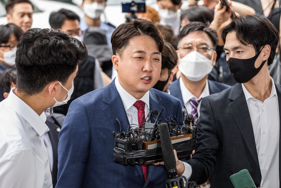 국민의힘 이준석 전 대표가 14일 오전 서울 양천구 서울남부지방법원에서 열린 국민의힘 당헌 효력 정지 가처분 심문에 출석하며 취재진 질문에 답하고 있다. 공동취재사진