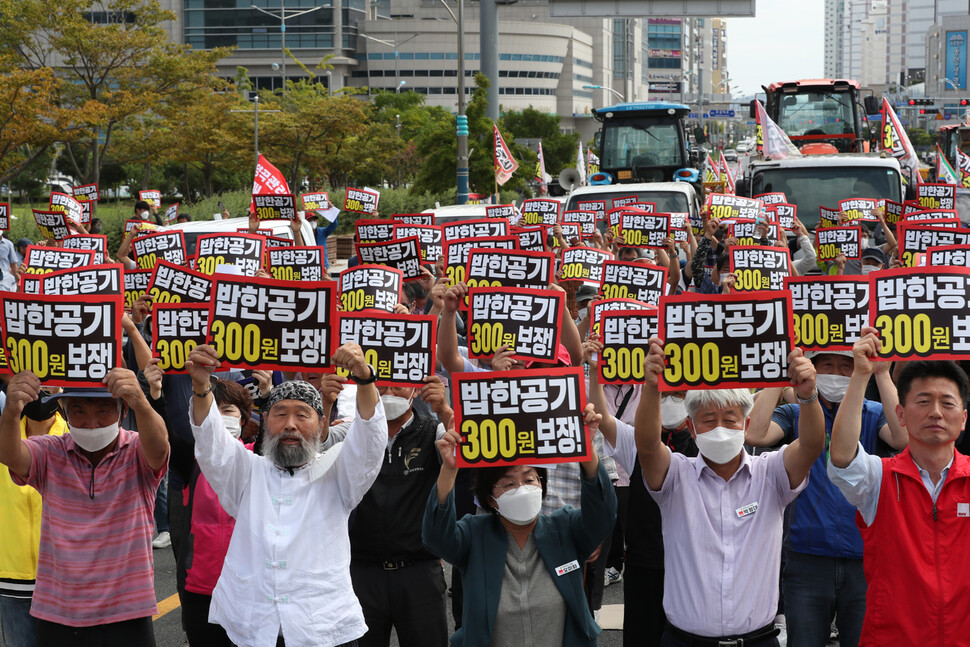 지난 15일 오후 전남 무안군 삼향읍 전남도청 앞에서 광주·전남지역 농민, 시민단체 활동가, 정당인 등이 쌀값 안정 대책을 촉구하며 구호를 외치고 있다. 연합뉴스