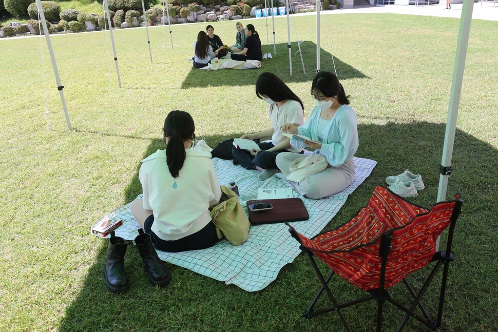 학생들이 가을 햇살을 피해 그늘에서 책을 읽고 있다. 강창광 선임기자 학생들이 가을 햇살을 피해 그늘에서 책을 읽고 있다. 강창광 선임기자
