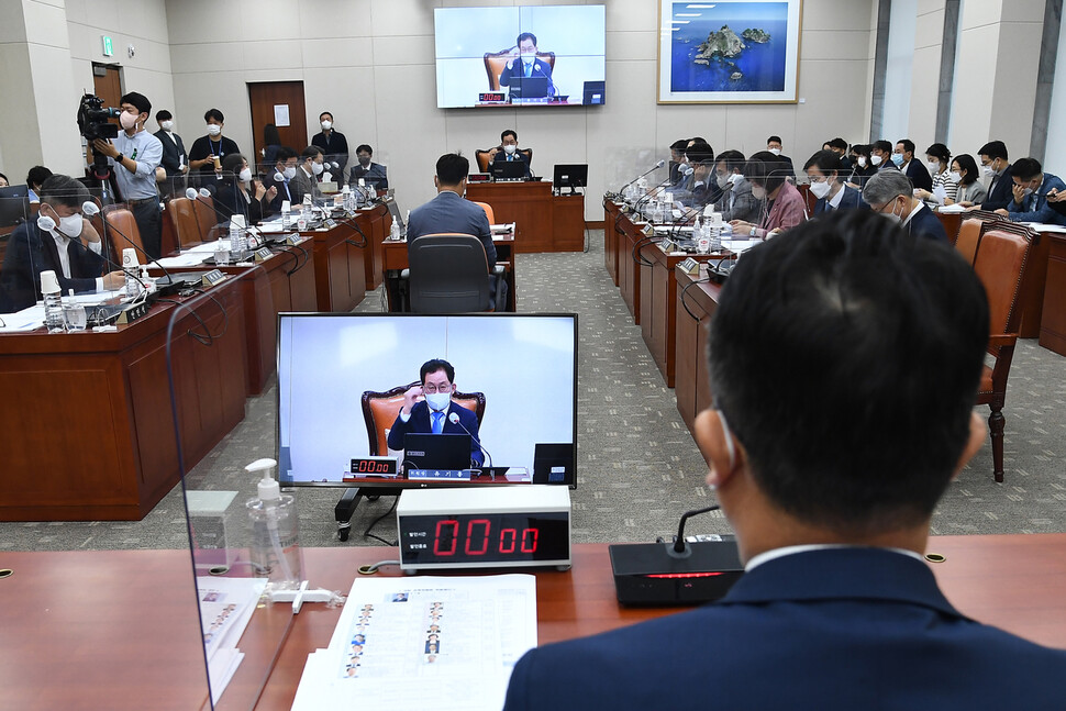 21일 국회에서 열린 교육위원회 전체회의에서 유기홍 위원장이 의사진행 발언을 하고 있다. 공동취재사진