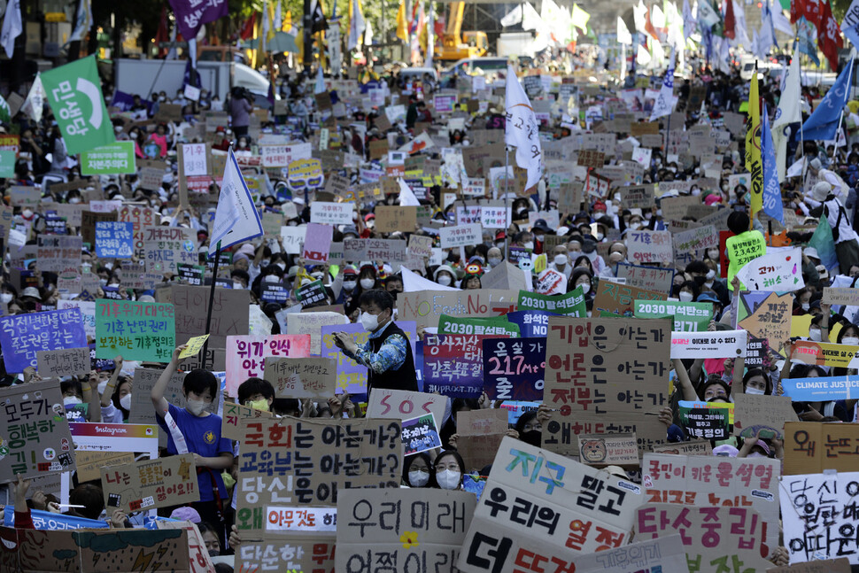 24일 오후 시청역 인근 태평로에서 열린 ‘9·24기후정의행진’에 참여한 시민들이 기후위기 해결을 위한 즉각적인 행동을 요구하고 있다. 김명진 기자