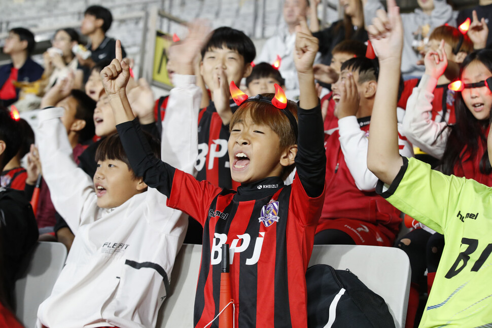 야외 마스크 착용 의무가 전면 해제된 26일 저녁 대한민국 올림픽 축구대표팀과 우즈베키스탄의 친선경기가 열린 경기 화성종합경기타운 주경기장에서 마스크를 벗은 관중들이 선수들을 응원하고 있다. 김혜윤 기자