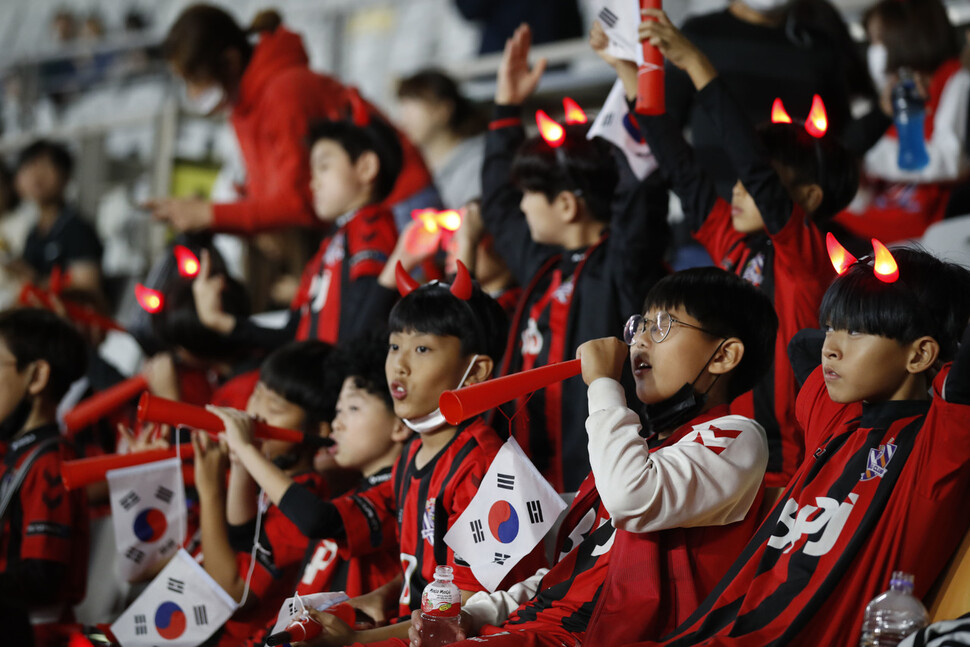 야외 마스크 착용 의무가 전면 해제된 26일 저녁 대한민국 올림픽 축구대표팀과 우즈베키스탄의 친선경기가 열린 경기 화성종합경기타운 주경기장에서 마스크를 벗은 관중들이 선수들을 응원하고 있다. 김혜윤 기자 unique@hani.co.kr