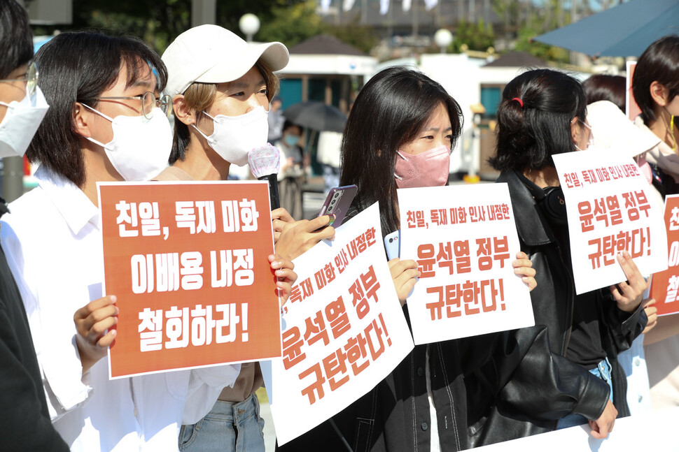 대학생 역사동아리연합 등 ‘대학생공동행동’ 학생들이 27일 오전 서울 세종로 정부서울청사 앞에서 기자회견을 열어 새롭게 만들어진 국가교육위원회 위원장에 이배용 전 이화여대 총장이 내정된 것을 비판하며 내정 철회를 촉구하고 있다. 김정효 기자