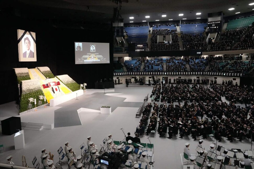 27일 아베 신조 전 일본 총리 국장이 열리는 일본무도관에 조문객들이 입장하고 있다. AFP 연합뉴스