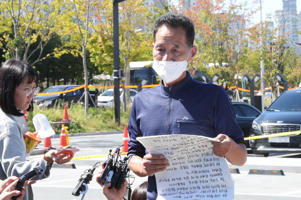 대전 현대아울렛 화재로 사망한 30대 남성 채모(34)씨의 작은아버지가 현장에서 1인 기자회견을 하고 있다. 연합뉴스