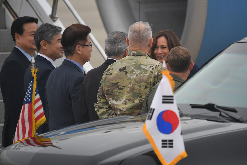 카멀라 해리스 미국 부통령이 29일 오전 경기 평택시 오산공군기지에 도착해 전용기에서 내린 뒤 조현동 외교부 제1차관(맨왼쪽)을 비롯한 정부 관계자과 인사하고 있다. 사진공동취재단