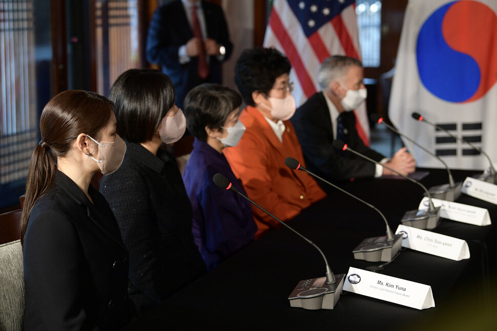 29일 서울 중구 미국대사관저에서 열린 카멀라 해리스 미국 부통령과의 간담회에 김연아 전 피겨선수(왼쪽부터), 최수연 네이버 대표, 백현욱 한국여자의사회 회장, 김정숙 한국여성정치문화연구소 회장이 참석하고 있다. 사진공동취재단