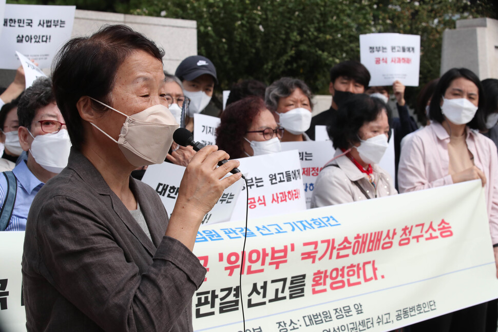 문정주 전 서울대 교수가 29일 오전 서울 서초구 대법원 앞에서 열린 한국 내 기지촌 미군 ‘위안부’ 국가손해배상 청구소송 대법원 판결 선고 기자회견에서 발언하고 있다. 문 전 교수는 90년대 의정부 보건소에서 근무했을 당시 봤던 기지촌 여성들에 대한 성병검사 시행을 법정에서 증언해 여성들의 인권유린을 입증했다. 백소아 기자