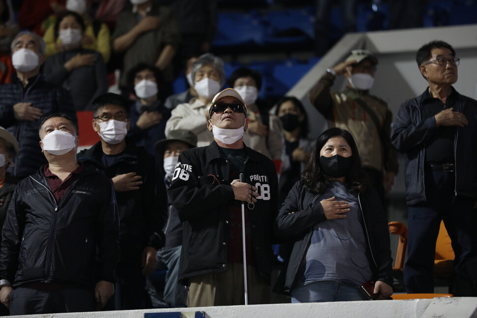 5일 서울 송파구 서울시교육청 학생체육관에서 열린 ‘제43회 흰지팡이의 날 서울 시각장애인 재활복지대회’에서 시민들이 국민의례를 하고 있다. 김혜윤 기자