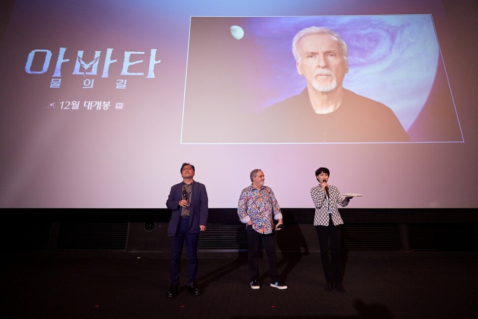 6일 오후 부산 해운대구 씨지브이(CGV) 센텀시티에서 부산국제영화제 행사의 하나로 열린 &lt;아바타: 물의 길&gt; 맛보기 영상 상영회에서 제임스 캐머런 감독이 화상을 통해 얘기하고 있다. 아래 가운데는 존 랜도 프로듀서다. 부산국제영화제 제공