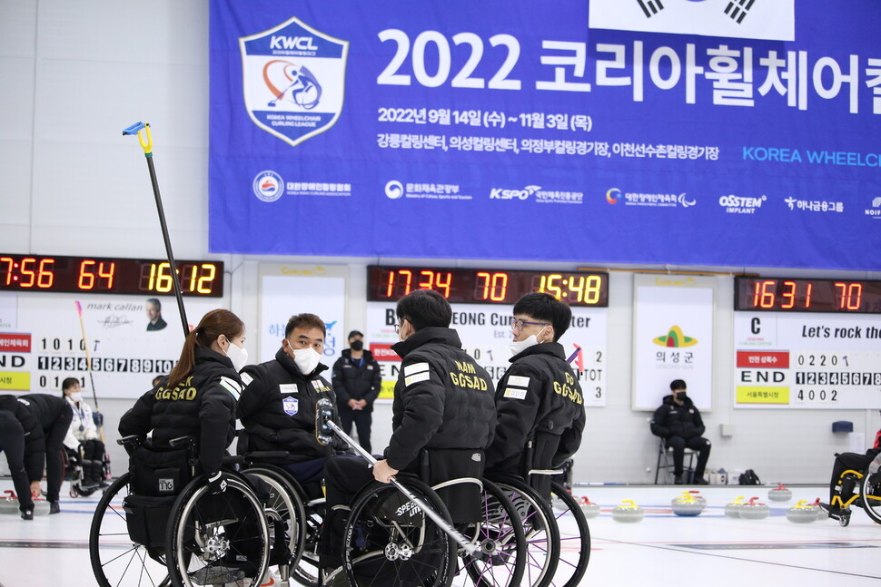 2022 코리아휠체어컬링리그 중간 순위 1위를 달리고 있는 경기도장애인체육회 팀. 대한장애인컬링협회 제공