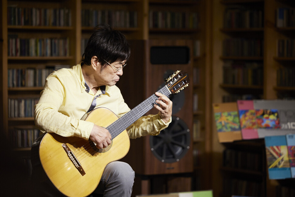 산울림 김창완이 6일 오후 서울 마포구 망원동의 한 카페에서 열린 기자간담회에서 노래를 부르고 있다. 뮤직버스 제공