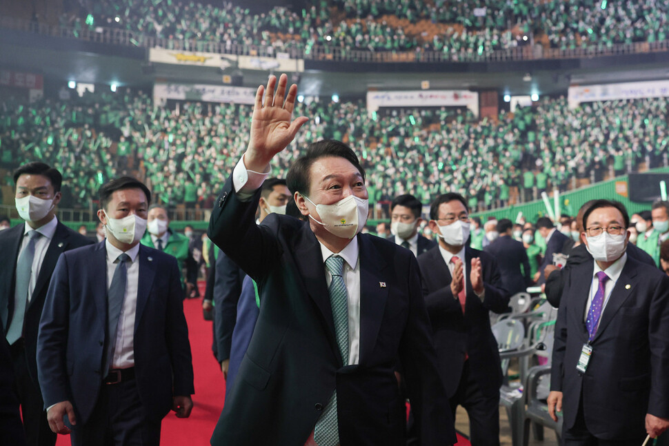 윤석열 대통령이 13일 서울 잠실실내체육관에서 열린 ‘2022 전국새마을지도자대회’에 참석해 축사를 하고 있다. 대통령실 제공