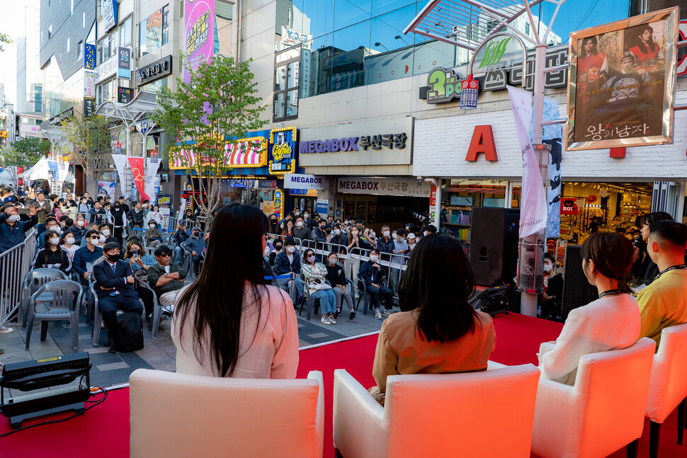 지난 8일 부산 남포동에서 열린 ‘커뮤니티비프’ &lt;없는 영화&gt; 야외 무대인사 현장. 부산국제영화제 제공