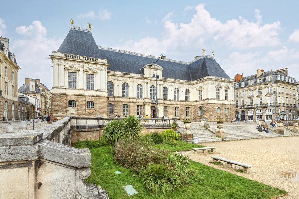 17세기에 만들어진 브르타뉴 의회. 현재 고등법원으로 사용되고 있다. OFFGstudio 김은주