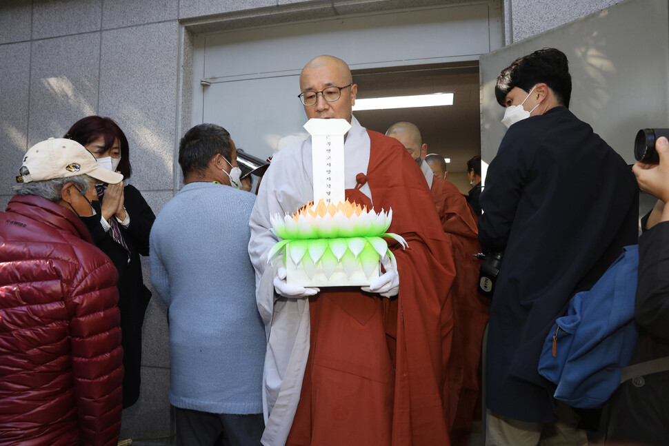 17일 오후 경기도 파주시 서울시립승화원 제1묘지 무연고 사망자 추모의 집에서 2022 무연고 사망자 합동 추모위령제가 열리고 있다. 윤운식 선임기자