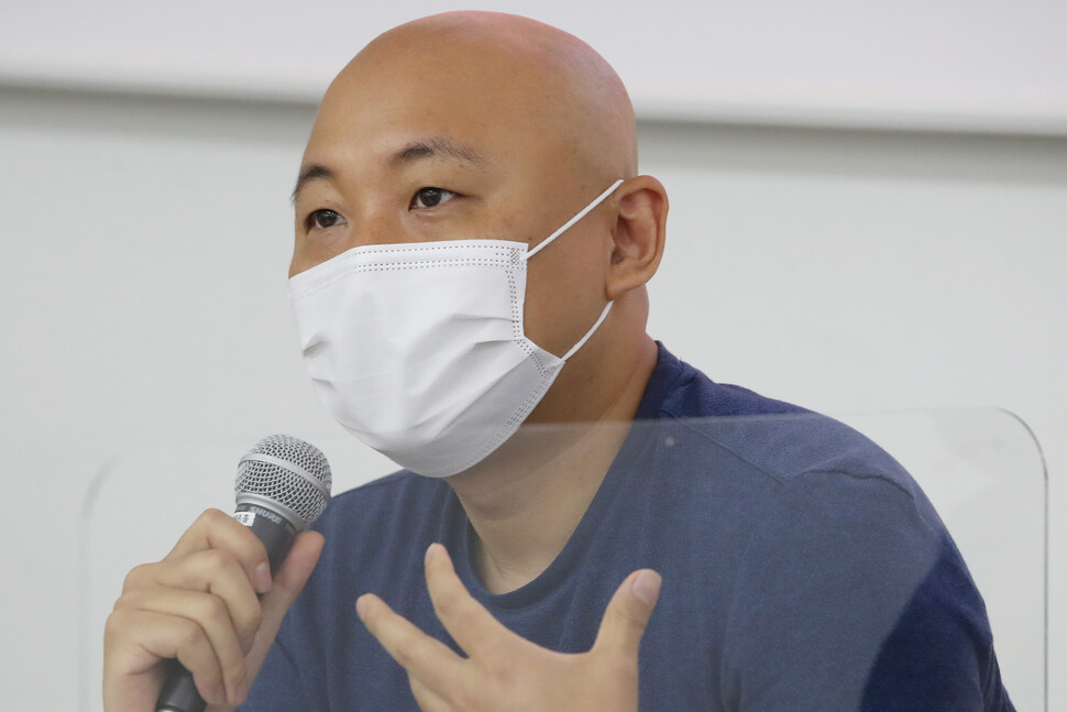 주호민 작가가 지난 5월 17일 오전 중구 서울시립미술관 서소문본관에서 주재환과 주호민 부자의 2인전 ‘호민과 재환’ 간담회를 하고 있다. 연합뉴스