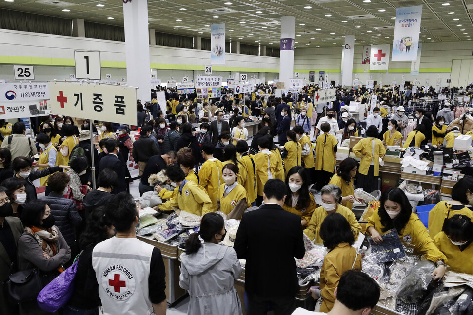 18일 오전 서울 강남구 삼성동 코엑스에서 ‘대한적십자사 여성봉사특별자문위원회’ 주최로 ‘적십자 바자’가 열리고 있다. 김명진 기자