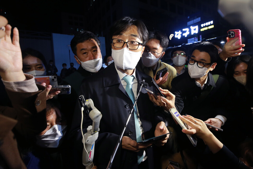 더불어민주당 중앙당사 내 민주연구원 압수수색에 나선 검찰 관계자가 19일 오후 서울 여의도 중앙당사 앞에서 철수를 앞두고 입장 표명을 하고 있다. 공동취재사진