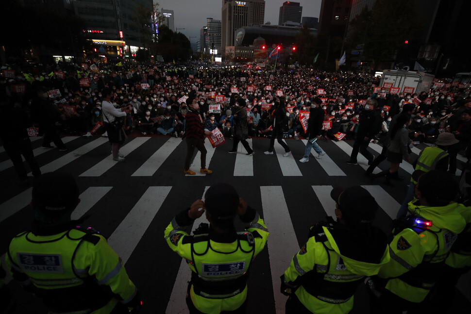 전국집중촛불대행진 집회 현장에 경찰들이 서 있다. 김혜윤 기자