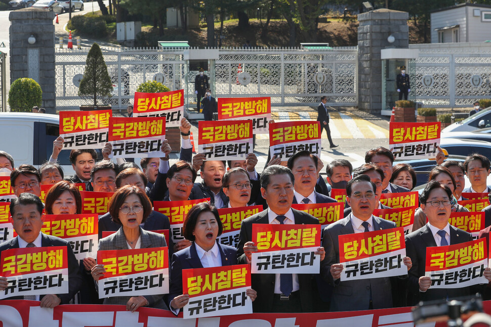 더불어민주당 박홍근 원내대표 등 의원과 당직자들이 24일 서울 용산 대통령실 앞에서 ‘검찰독재 신공안통치 민주당사 침탈 규탄 기자회견’을 열어, 검찰의 중앙당사 압수수색을 규탄하며 구호를 외치고 있다. 강창광 선임기자 chang@hani.co.kr