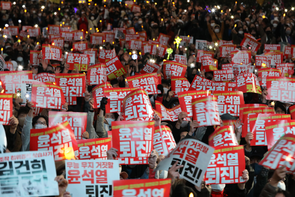 지난 22일&nbsp;오후&nbsp;서울&nbsp;시청역&nbsp;앞에서&nbsp;촛불전환행동&nbsp;등&nbsp;시민단체&nbsp;회원들이&nbsp;김건희&nbsp;특검&nbsp;윤석열&nbsp;퇴진&nbsp;11차&nbsp;전국집중&nbsp;촛불&nbsp;집회를&nbsp;하고&nbsp;있다.&nbsp;김혜윤&nbsp;기자&nbsp;unique@hani.co.kr