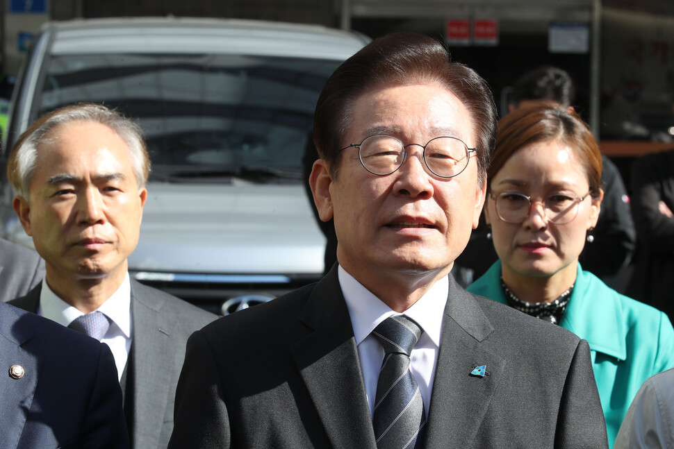 이재명 더불어민주당 대표가 민주연구원에 대한 검찰 압수 수색이 진행 중인 24일 오전 서울 여의도 더불어민주당 중앙당사 앞에서 기자회견을 하고 있다. 신소영 기자 viator@hani.co.kr