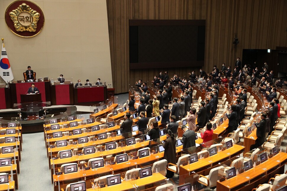 윤석열 대통령이 25일 오전 국회 본회의장에서 내년도 정부 예산안에 대한 시정연설을 마친 뒤 국민의힘 의원들에게 박수를 받고 있다. 김봉규 선임기자