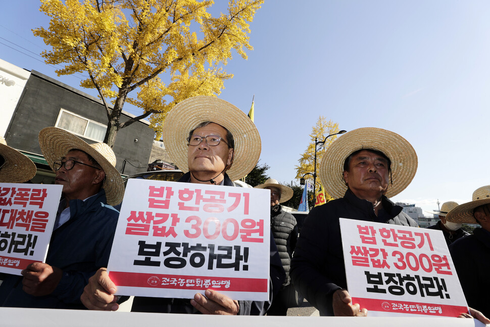 농민들이 대통령실 인근 삼각지역에서 양곡관리법 개정안 국회 통과를 요구하고 있다. 김명진 기자