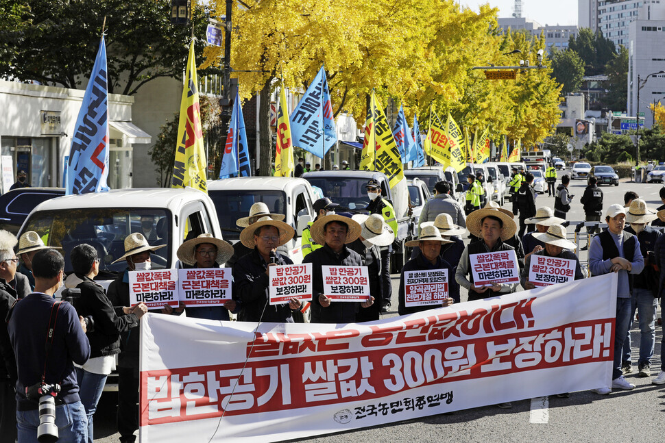 농민들이 대통령실 인근 삼각지역에서 양곡관리법 개정안 국회 통과를 요구하고 있다. 김명진 기자