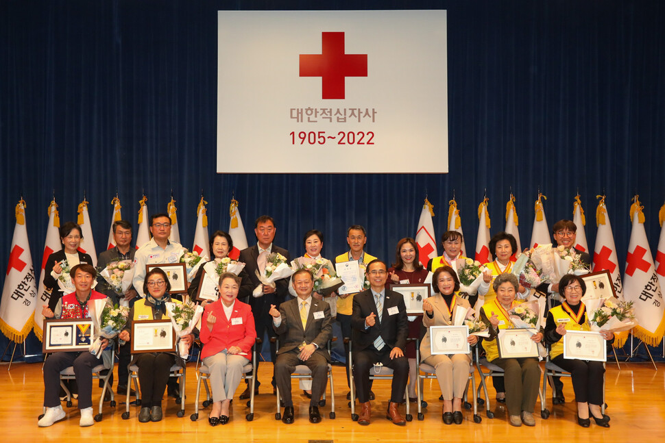27일 서울 중구 우리은행 본점 대강당에서 열린 ‘대한적십자사 창립 117주년 기념식’에서 참석자들이 기념촬영을 하고 있다.