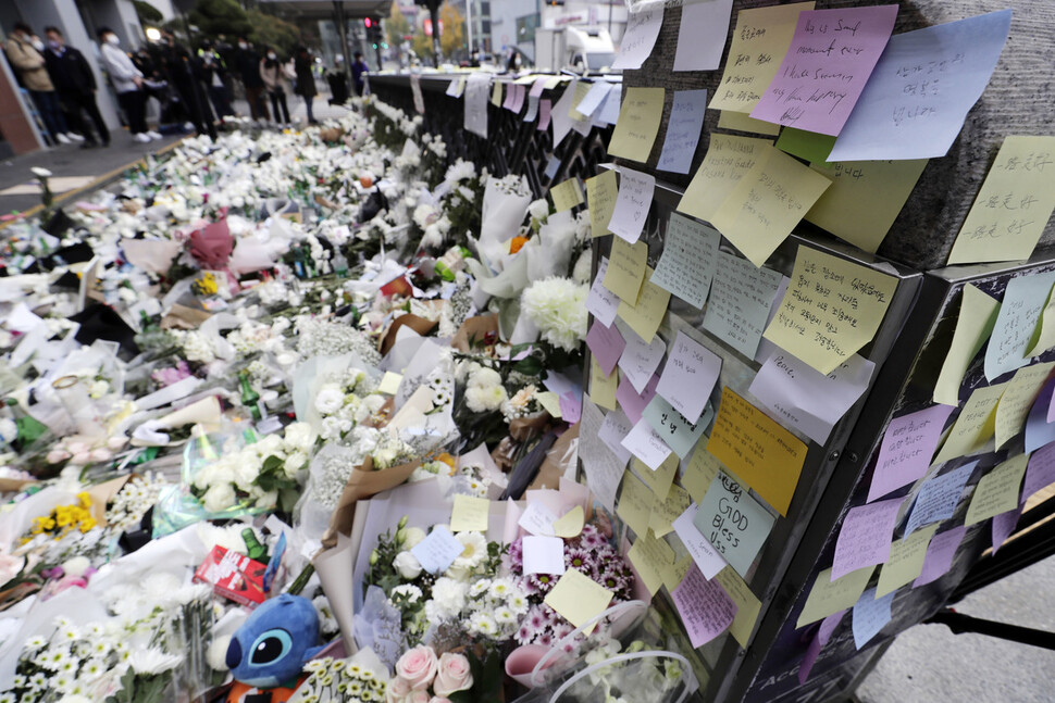 1일 오전 ‘이태원 참사’ 현장 인근 서울 용산구 이태원역 1번 출구에 희생자들을 죽음을 애도하는 추모메시지와 국화들이 놓여 있다. 김명진 기자 littleprince@hani.co.kr