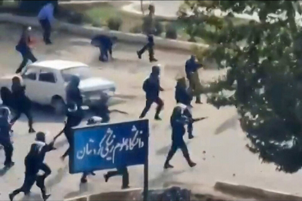 지난달 29일 이란 보안군이 쿠르디스탄 사난다지에 있는 쿠르디스탄대학에서 시위를 진압하는 모습이 촬영된 화면. AFP 연합뉴스